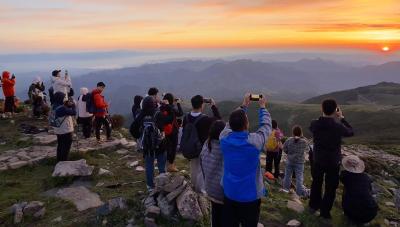 夜爬灵山，封闭景区竟成网红打卡地？记者调查