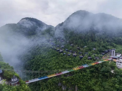 湖北恩施地心谷景区持续四天对全国所有教师免门票