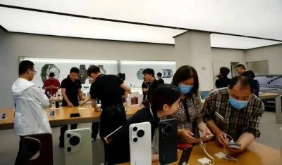 三折叠“大战”新iphone：中国制造不落下风的启示