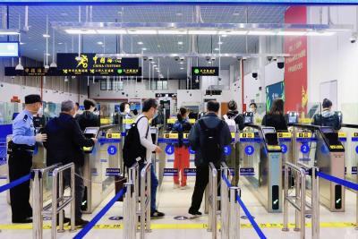 国家移民管理局：中秋节期间525.6万人次出入境