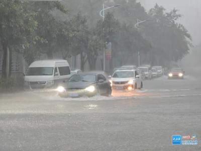 暴雨红色预警！海南三亚发布通知：停课、停运、停业