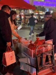 “蛋卷爸爸”爱心群已有近200人 ，有人匿名转账2000元