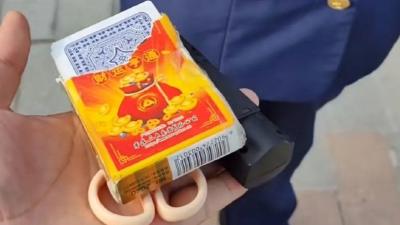 “这里不是棋牌室”，游客称带扑克牌被翻包阻拦，上海迪士尼回应