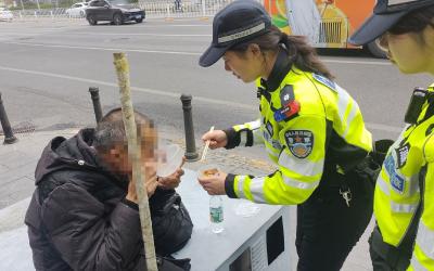 残疾人晕倒路边 女快骑热心救助