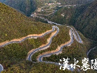 湖北襄阳：公路秋景美如画