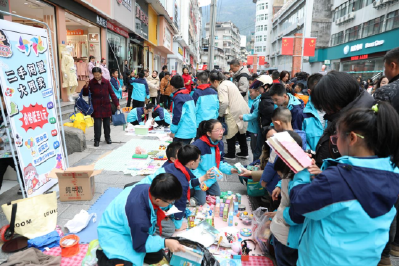 恩施鹤峰：跳蚤小市场 成长大体验