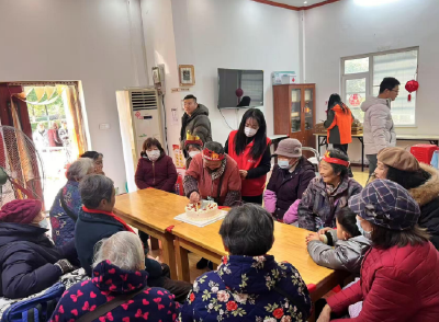 温情相伴，乐享银龄！社区举行老年集体生日会