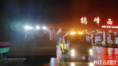 鄂西片区高速路段迎来降雪 养护部门彻夜除雪保畅通