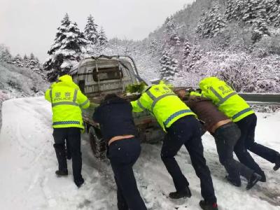 神农架林区公安以“雪”为令 全力确保群众出行安全