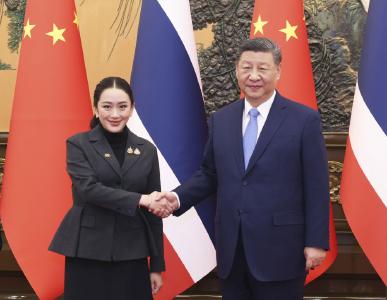 习近平会见泰国总理佩通坦