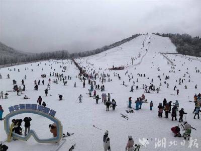 新春走基层·家门口的滑雪场丨神农架滑雪场：18万游客滑雪赏雪过大年