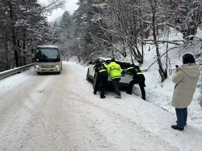 春节我在岗 | 神农架林区公安风雪中坚守，护航平安路