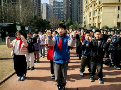 太酷了！这所小学大课间耍起了“武林风”