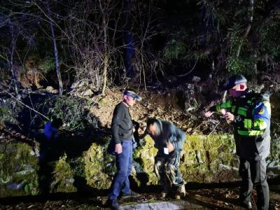 点赞！游客迷路夜困山中，警景联动火速救援！