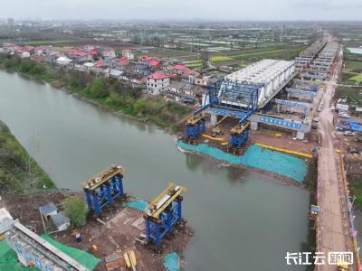 近两千吨的“钢铁长龙”缓缓移动 武黄高速改扩建工程柯家墩大桥主跨钢桁梁开始顶推 