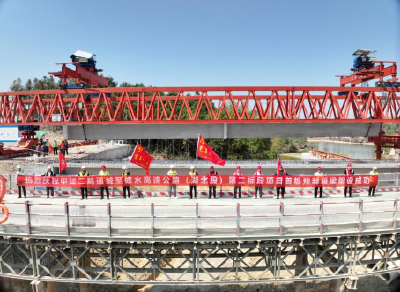中建二局通修高速公路第二标段项目首榀箱梁成功架设