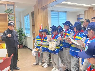 少年警队行，学警亦学“锋”