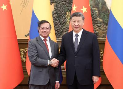 习近平会见哥伦比亚总统佩特罗