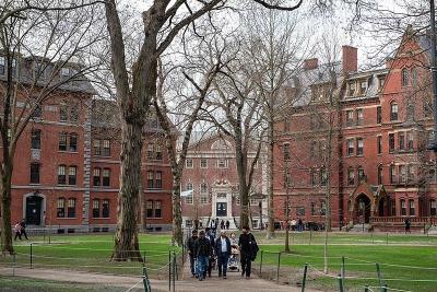 特朗普威胁停止向哈佛大学拨款 要求校方提供国际学生名单