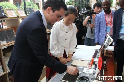 校园变身“博物馆”！武汉经开区这所小学用数字教育玩转中西文化