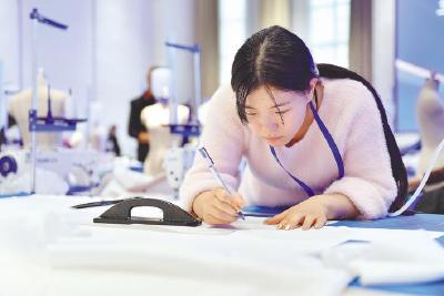 100多家企业年产量超500万件 “潜江裁缝”抢滩全球高端户外服市场