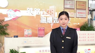 参观时代楷模南京站“158”雷锋服务站，传承雷锋精神