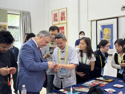 不同年龄的人一起上课！俄罗斯高校校长盛赞：“仿佛置身22世纪！”