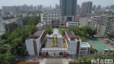 酷！老年人疯玩无人机，这所大学处处充满“AI”