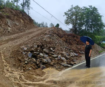 湖北钟祥：开展雨中巡查 织密汛期安全网
