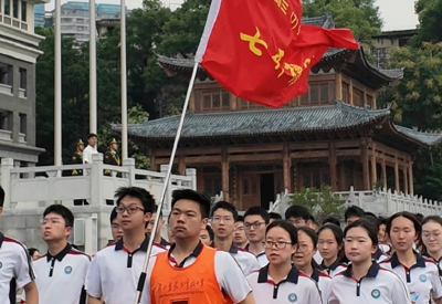 战鼓擂擂，红装打call，这场最燃的升旗仪式吹响高考号角！