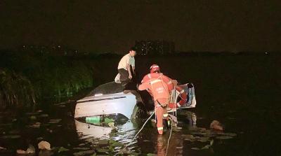 踩点露营酿意外 一男子驾车落水 武汉消防合力救援