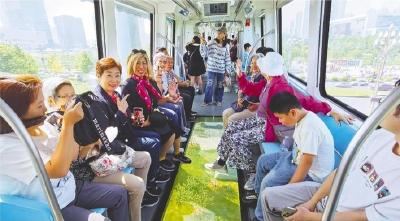 外国游客饱览荆山楚水、体验真实中国：我们像在一幅山水画里航行