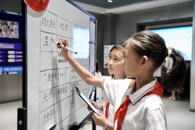 小学生AI造火星车 银发族玩转无人机！湖北数字教育“开挂”了