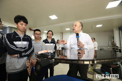 当“国之重器”遇上“10后” 强磁场科普活动在华科大举行