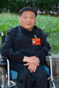 600场红色音乐党课、40万字讲义，这位轮椅上的“声音匠人”如何重写命运？