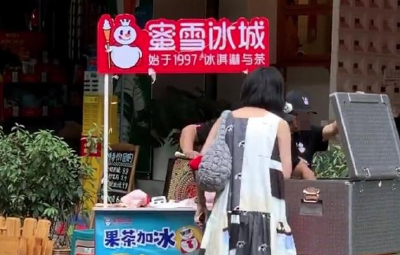 蜜雪冰城称正核实“摆摊转卖柠檬水赚差价”，律师分析转卖行为是否合法