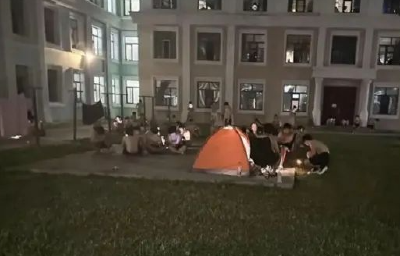 云端锐评 | 大学生睡楼道避暑，高校育人怎能“断电”？