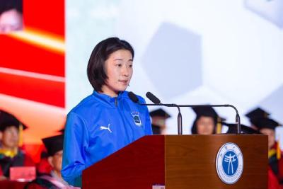江汉大学女足亚冠冠军校友姚伟毕业典礼勉励毕业生：冠军非朝夕可成