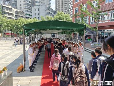 师生列队欢送485名高三学子，老师泪洒当场