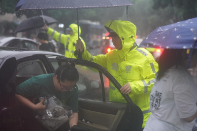 加急制发考生身份证414张 紧急送考1590人次 湖北公安机关为考生撑起“平安伞”