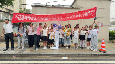 “17+1”排面拉满！超豪华亲友团拉横幅迎中考结束
