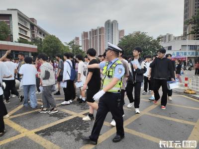 “985的考生、家长请往线上走！”武汉交警现场提醒逗乐考生家长
