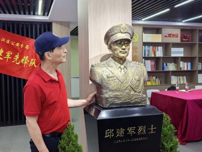 英雄不朽！牺牲一年后，邱建军以雕像之姿永驻人间