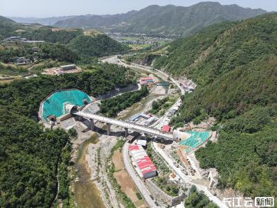 西十高铁湖北段最长隧道贯通