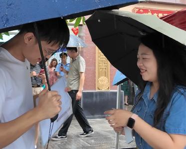 “加油我的宝！” “95后”俄语老师送考情绪价值拉满