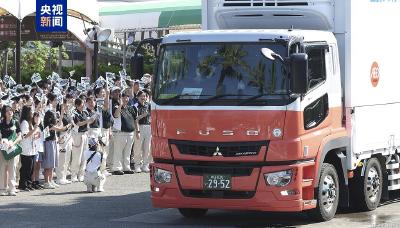 “谢谢你们，再见啦！” 日本民众排队送别大熊猫一家