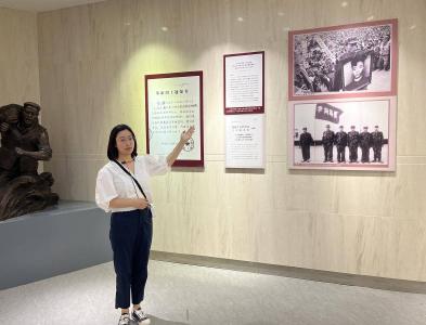 抗洪英雄李向群去世27年后 牺牲地小女孩成为英烈讲解员