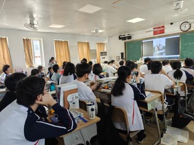 “手机里与学生合照比女朋友的还多！” 98年班主任泪洒高考前“最后一课”