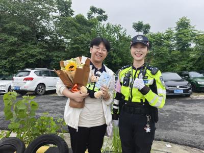 “欢迎报考警校！”  武汉“最美女警”手写祝福送考生