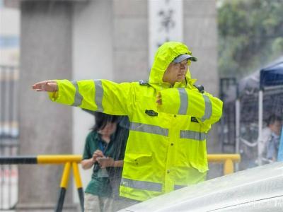 鏖战入梅“第一波”！暴雨如注，他们的身影守护万家灯火